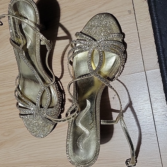 Audrey Brooke gold heels - Picture 4 of 4